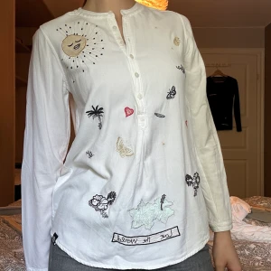 Skjorta från Desigual - En fin skjorta från Desigual i storleken S och har inga defekter.