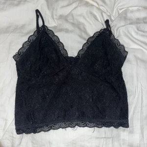 Spetslinne  - Linne från BikBok, använd men fortfarande i gott skick. 