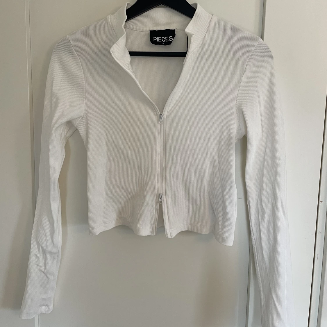 Supersnygg vit zip-tröja! - 91