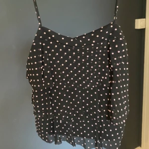 H&M topp - Prikkete dusje topp fra H&M