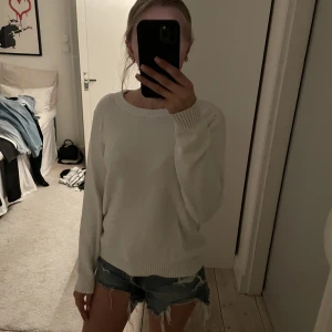 Stickad tröja från salt - Populär stickad tröja från salt! Använd men i hyfsat skick🤍