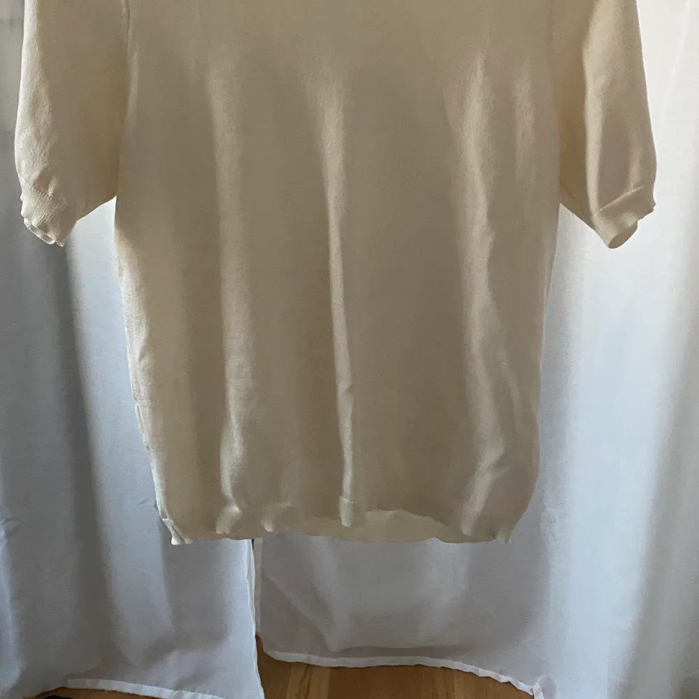 Finstickad tröja från Lindex i en off-white/beige färg! Knappt använd och jättefin, inga hål eller fläckar på den. T-shirts.