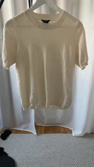 Finstickad tröja från Lindex - Finstickad tröja från Lindex i en off-white/beige färg! Knappt använd och jättefin, inga hål eller fläckar på den