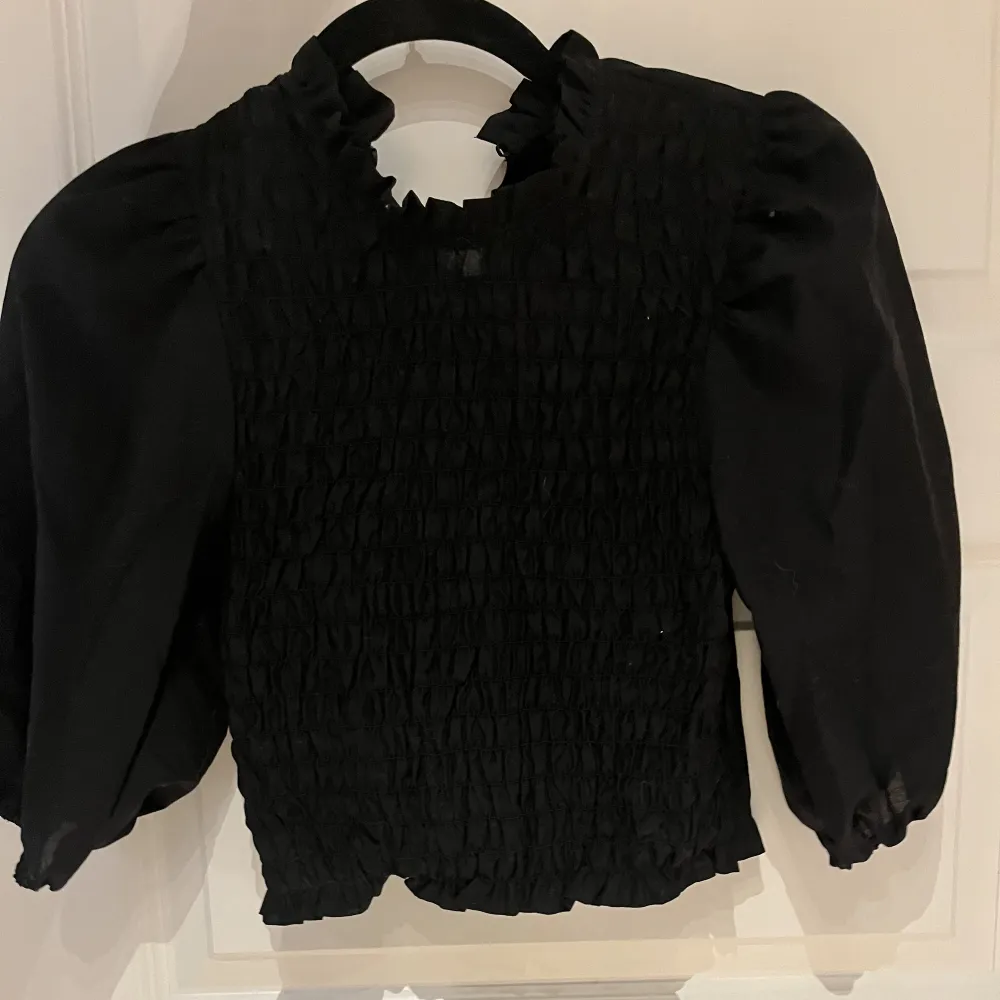 Säljer denna superfina topp från HM! Sparsamt använd säljer för 100kr+frakt💕. Puserot.