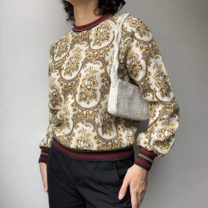 • BEIGE SWEATSHIRTS IN GOLD AND BLACK JACQUARD FLOWER PATTERN, WITH BURGUNDY CUFFS  • SIZE - XS / EU 34 / US 4 • BRAND -  & Other Stories • MATERIAL - 50%, 22% polyester, 17% metallised fibre, 10% viscose, 1% elastane