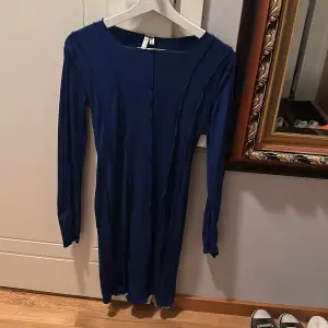 Säljer denna blåa klänning från Nelly som jag aldrig använt, har lapparna kvar!! Lånade bilder som visar hur den ser ut på 