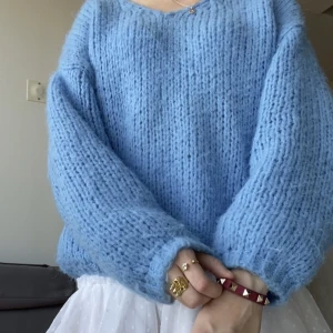 Blå stickad tröja från Vero Moda  - Köpt för ungefär 3 månader sen! Så hyfsat bra skick. Tecken på användning då den är lite noppig. super mysig och snygg höst tröja! Köparen står för frakten 🤍