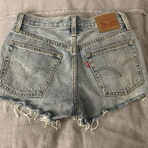 Levis Jeans - Säljer dessa Levis 501 jeansshorts som knappt är använda💓