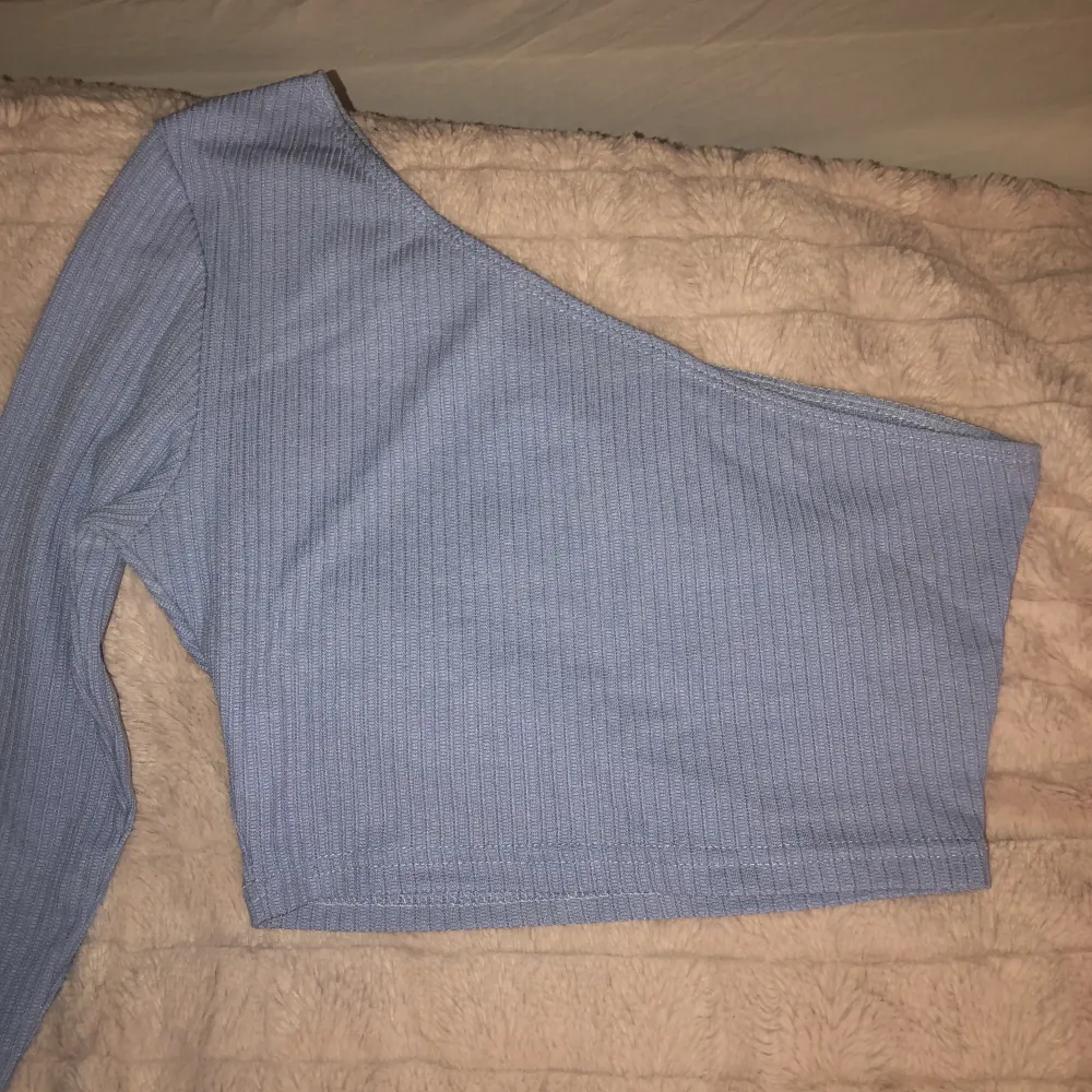 En one shoulder tröja från shein den är ganska kort och säljer den då den inte kommer till användning . Toppar.