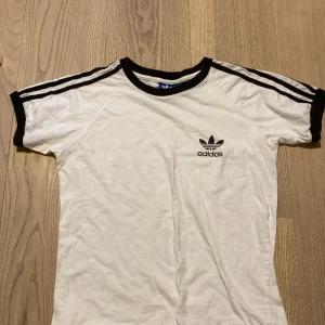 Adidas t-shirt - Jättesnyggt basplagg som passar till allt! Köpt second-hand men nypris är ca 300kr ä, säljer då för 150kr då jag aldrig använd den! Är även öppen för byten!💕💕💕