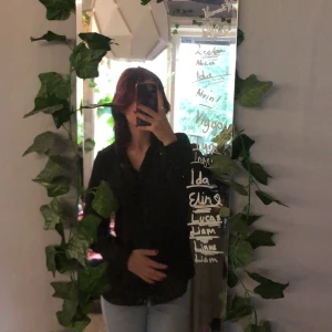 Svart skjorta/blus - En svart skjuta/blus med små paletter på sidan💕