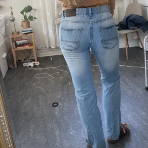 ljusblå bootcutjeans - ljusa bootcutjeans med midjemåttet 39-40 cm och innerbenslängden 79 cm, är 178 cm lång för referens 💓