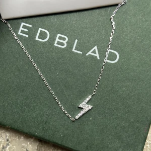 Edblad armband - Superfint armband från Edblad som jag fick i julklapp som tyvärr aldrig kommit till användning. Öppnat men oanvänt. 💕  Köparen står för frakt🥰