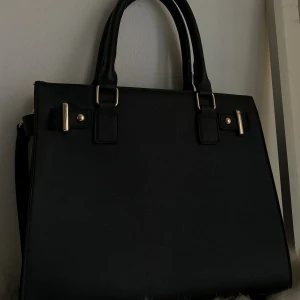 Svart Zara väska - Säljer nu denna superfina och helt slutsålda väska ifrån Zara då jag har råkat beställa dubbletter. Väskan är helt oanvänd och har därför inga defekter. Väskan köptes för 400 kr men säljer för betydligt mycket mindre🤍Vid frågor är det bara att höra av sig
