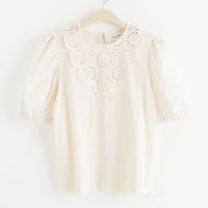 Vit blus - Säljer min vita ”blus” då den inte kommer till användning. Den är som ny i skick då den som sagt knappast kommit till användning💕💕 den är slutsåld på internet.. vid frågor skriv privat eller i kommentarerna