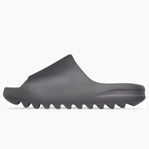 Yeezy slides granit - Säljer ett par helt nya yeezy slides som jag vann på raffel här om dagen.  Size 46 eur vilket är ungefär 44-45. 