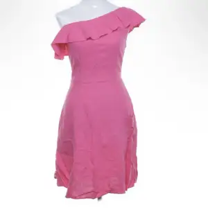 Super söt rosa klänning med volang, man kan ha den på olika sätt som man kan se på bilderna! Använt fåtal gånger