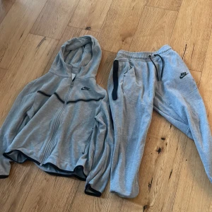 Nike tech - Nike tech  Kom dm om man bara vill köpa byxorna eller tröjan  Skick 9/10 ser inget fel på dom Mitt pris 599 för båda annars 399 för tröjan och 299 för byxorna  Vid snabb affär kan jag gå ner i pris