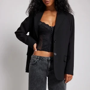 Korsett topp, Nakd - Supersnygg korsett topp i spets, svart, från Nakd. I nyskick, enbart använd en gång. Helt slutsåld, nypris 349kr<33