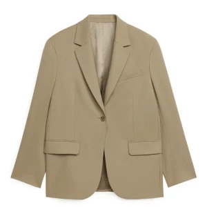 ARKET Blazer - Säljer denna fina beiga blazer från Arket i storlek 38. Den är lite oversizead så passar 36/40 beroende på hur man vill att den ska sitta. Endast använd 2 gånger så det finns inga tecken på minsta slitage.