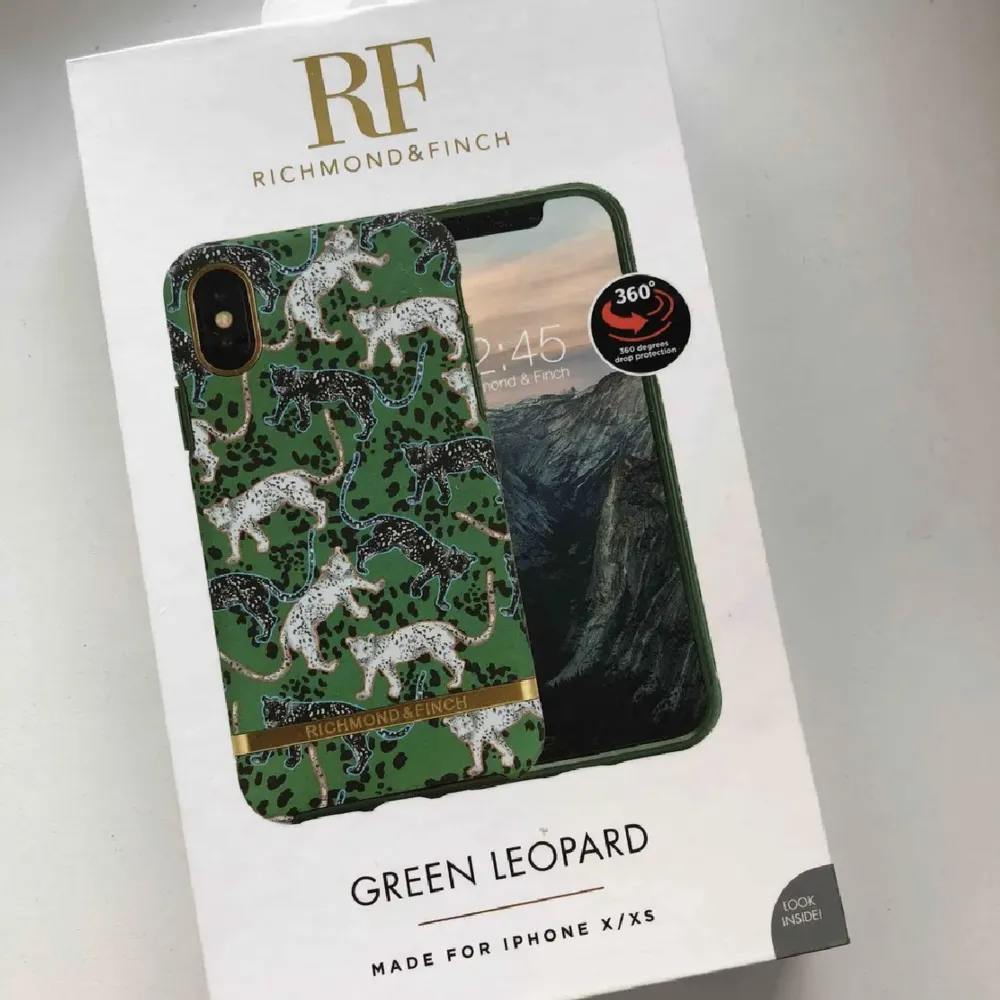 Säljer supersnyggt skal från richmond&finch, ”Green leopard”💚Lite slitet i hörnen men är annars helt och fungerar som det ska!! (Första bilden är lånad). Accessoarer.