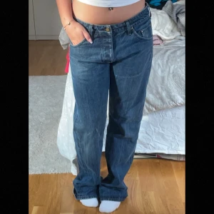 Lågmidjade jeans  - Säljer dessa lågmidjade jeansen från Lee i storleken W30 L33, modellen heter Evan😊 Har vanligtvis 36/38 i jeans men dessa passar, lite lösa i midjan.  Jag är 164 cm men upplever att dessa är väldigt långa.Dm för fler bilder💞