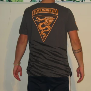 Nike Black Mamba t-shirt - Hej, säljer denna ovanliga och vintage t-shirt från Nike!  Utåt sett är den i bra skick, det enda som är slitet är insidan i nacken(se bild.3).  Con 7/10  Hör gärna av dig vid fler frågor!