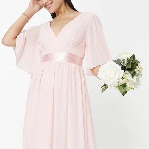 Brudtärneklänningar storlek 36 & 40 - Två fina ljusrosa brudtärne/festklänningar. Använda 1 gång, varsamt. Knytskärp i midjan i rosa satin.  Ena klänningen är i storlek 40.  Andra klänningen är i storlek 36.  Nypris för 1 klänning: 879kr.  Köp 2 för 800kr eller var för sig 500kr/styck.  Fler 