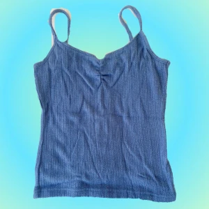 Blått linne - Ett blått linne som ser nästintill stickad ut. Oanvänt och i gott skick. Vid stort intresse gäller budgivning annars är det först till kvarn! +29kr frakt