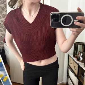 Stickad väst  - Stickad väst från zara i fin färg 