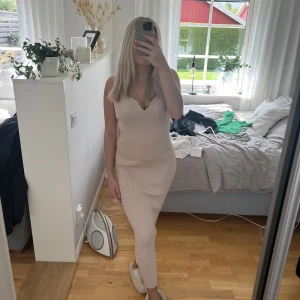 Beige klänning - Säljer denna otroliga klänningen då den inte kommer till användning. Använd på ett bröllop och fick sååå mycket komplimanger! Finns inga tecken på användning! Den är i Onesize men passar mig som är en S 🌸