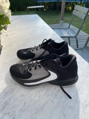 Basketskor Nike Freak storlek 43 bra skick! - Basketskor säljes pga slutat med sporten. Nästan inte använda