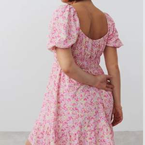 Jätte fin blooming rosa klänning från gina tricot. Använd 2 gånger och i helt nytt skick. Storlek S. Sälj pgr av att den inte kommer till användning❤️. Original pris 400.