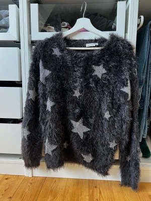 Tröja med stjärnor - Fin lurvig tröja med stjärnor från Kappahl i storlek 158/164 men passar mig som vanligtvis har storlek S💘skriv om ni undrar något🫶🏼