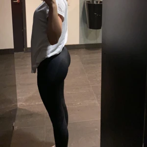 Tränings byxer - Jätte sköna träningsbyxor, men Tyvär typ aldrig använt för dom blev för små