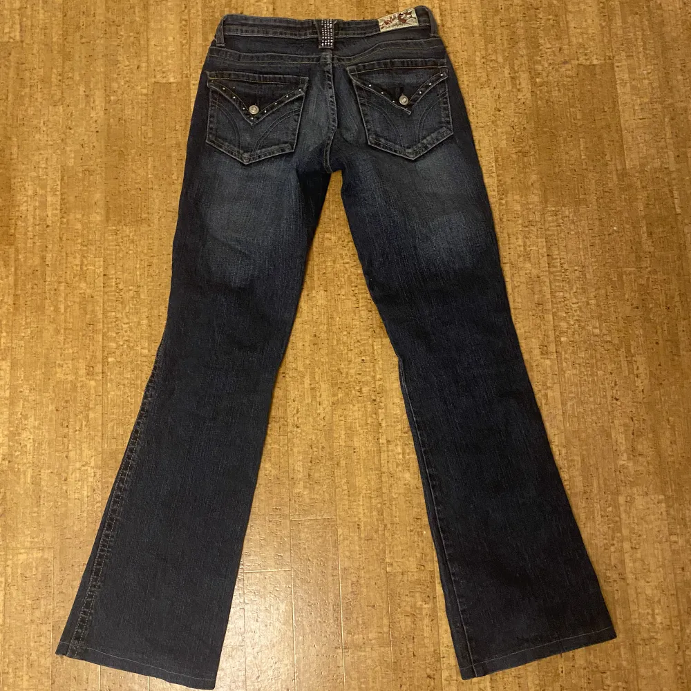Söta jeans med stenar, bootcut och lågmidjade⭐️Midjemått: 35 Innerbenslängd: 75. Jeans & Byxor.