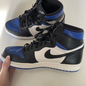 Nike air Jordan 1 - Säljer dessa Nike air Jordan 1 retro high OG royal toe herr säljer på grund ut av att de inte kommer till användning💗 knappt använd och frakt tillkommer💕 köpta på soleplus för 4000 kr kontakta vid frågor eller funderingar 