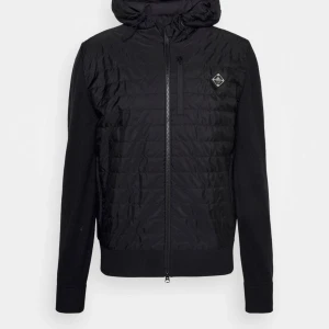 Cardigan - Snygg cardigan från J.Lindeberg. Skick 9/10 ny skick. Retail pris  3 199, mitt pris 2000. L fits M,Priset går att diskutera! 