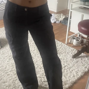 cargo pants  - CARGOPANTS strl 38  använda fåtal gånger  perfekt till hösten 💗