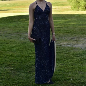 Balklänning/Aftonklänning  - Bal/aftonklänning från Dressroomlinne. Det är en helt fantastisk klänning med öppen rygg. Fler bilder kan skickas vid förfrågan. Endast använd en gång.  Nypris 5500kr och mitt pris 4500kr