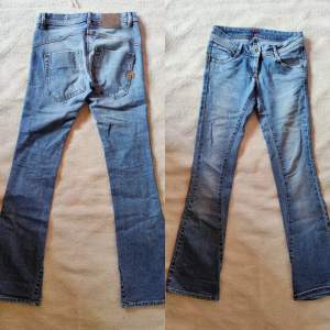 Lågmidjade bootcut jeans från tidigt 2000-tal, i perfekt skick 💞  Midjemått: 73 cm/ Grenmått: 17 cm / Insida ben: 84 cm