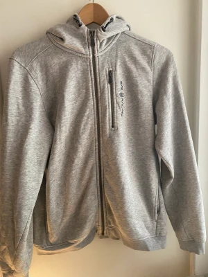 Grå Sail racing kofta - Är i fint skick förutom ett jätte litet hål på ärmen som knappt syns när man har den på