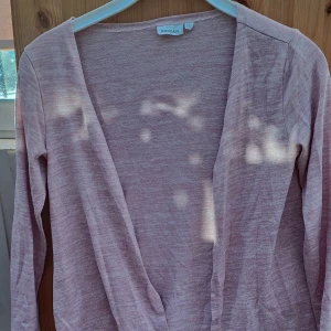 Kofta - Säljer denna jättegulliga koftan! Väldigt tunn och skön, 48% Viskos, 42% Polyester och 10% bomull. Vet inte riktigt hur många gånger jag  har använt den men den är i bra skick men är lite lite nopprig. Skriv för mer bilder!🩷