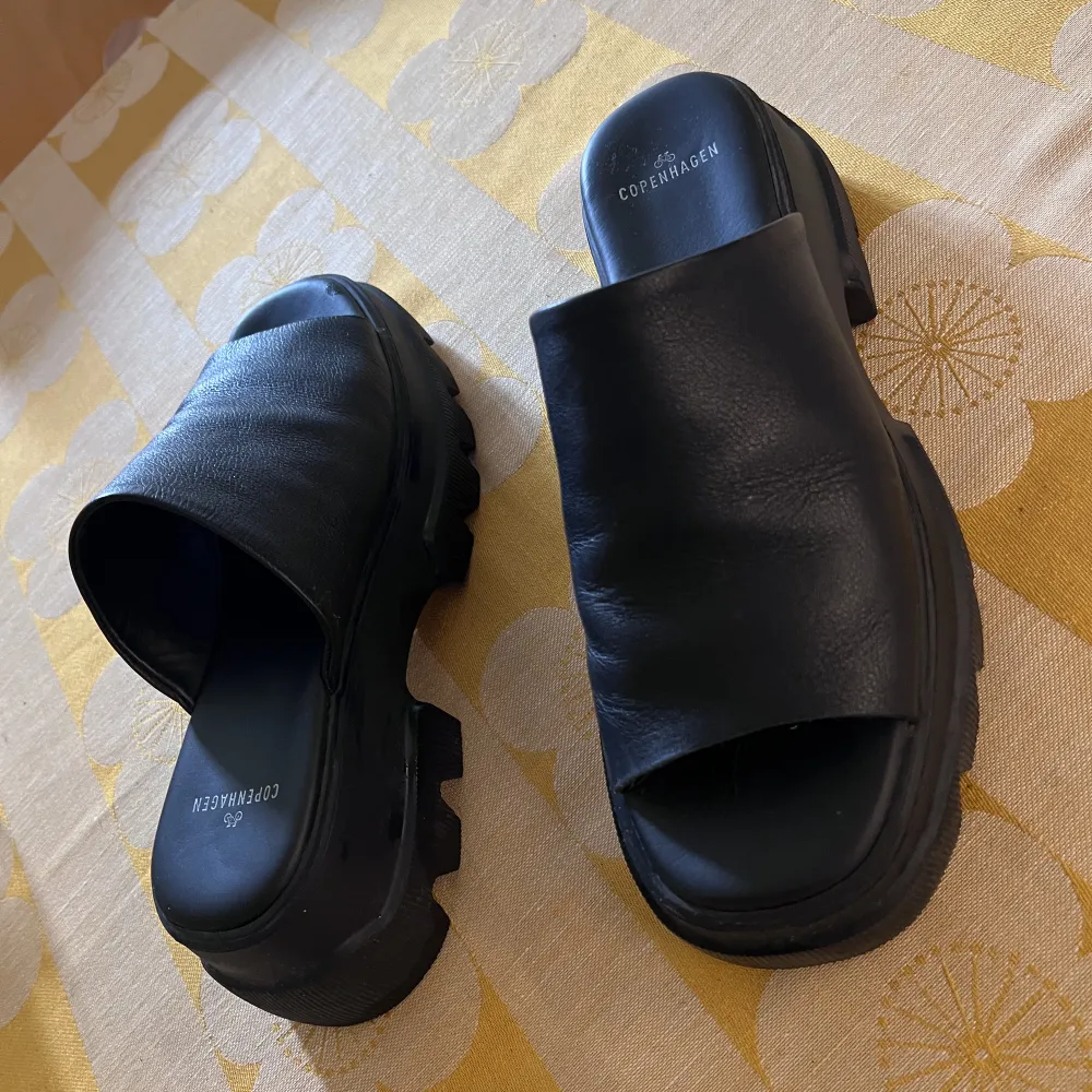 Chunky sandaler från Copenhagen Shoes, använda endast 2 gånger, inga repor eller skador, dom är som nya.  Storlek 41, men dom har funkat lika bra att använda för mig med storlek 39! Nypris: 1500. Skor.