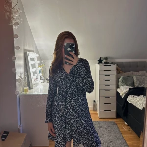 Omlottklänning  - Superfin omlottklänning från märket Only i storlek 34. Endast använd vid ett tillfälle🌸