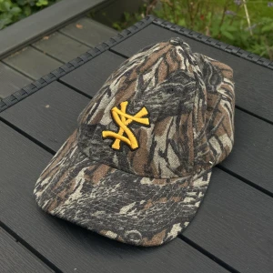 Stüssy Realtree Camo Hat - Sjuk stussy keps i bra skick, passar dock inte skitstora kranium som jag har 🌞