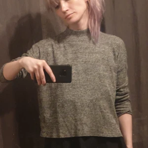 Grå finstickad )polotröja - Luftig tröja med halvt(?) polokrage i diskret melerad grå färg. Lite kortare modell. Knappt använd!