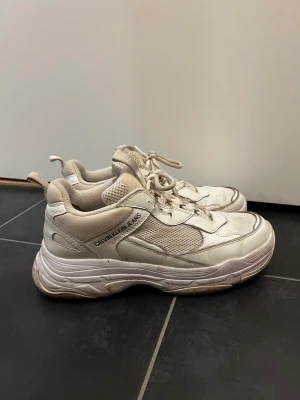 Calvin Klein skor - Jätte fina å super sköna skor från Calvin Klein, storlek 40. Säljer pga för stor strl för mig, har använt dom ändå då de e så skööna men de går ej längre. Dom e bara lite smutsiga annars helt felfria💗 Pris kan diskuteras, köparen står för frakt<3