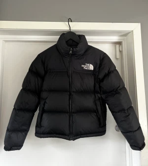 The North Face jacka - The North Face women’s 1996 retro nuptse jacket. Ett litet hål på ena armen. 