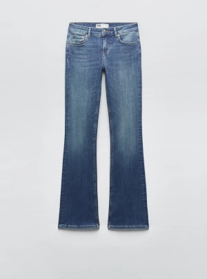 Low rise bootcut jeans - Lågmidjade bootcut jeans från zara. Andvända några få gånger. Har lite slitningar längst ner. Säljer jeansen då dom är förstora